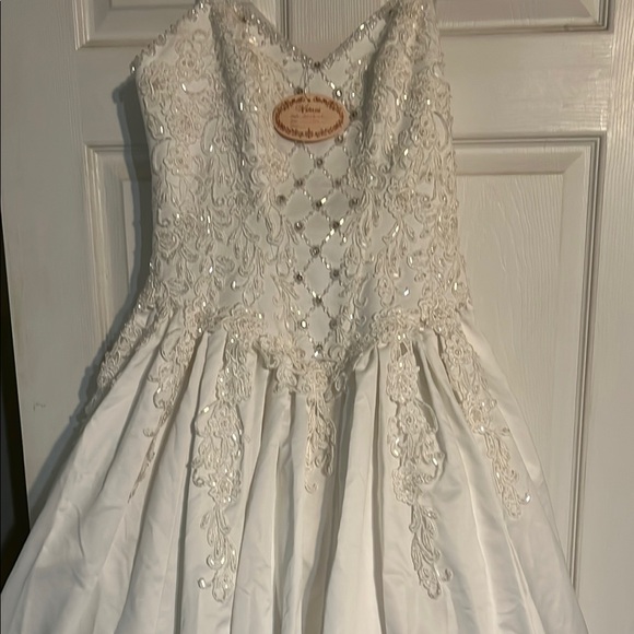Elegant White Wedding Dress Size 12W, 006 - Picture 5 of 10